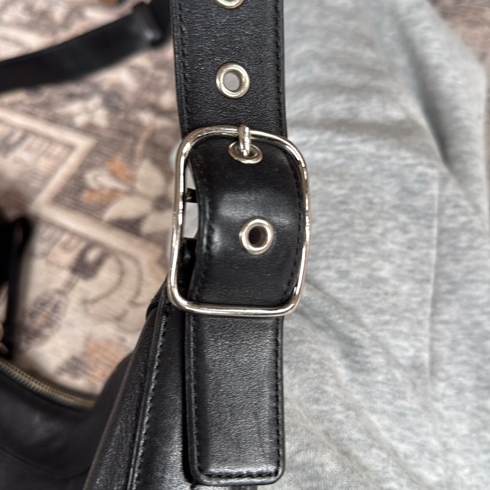 Elegant Coach Black Leather Shoulder Bag - Picture 11 of 12